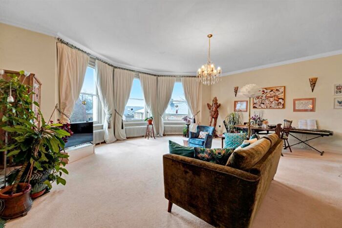 2 Bedroom Apartment For Sale In High Road, Byfleet, KT14