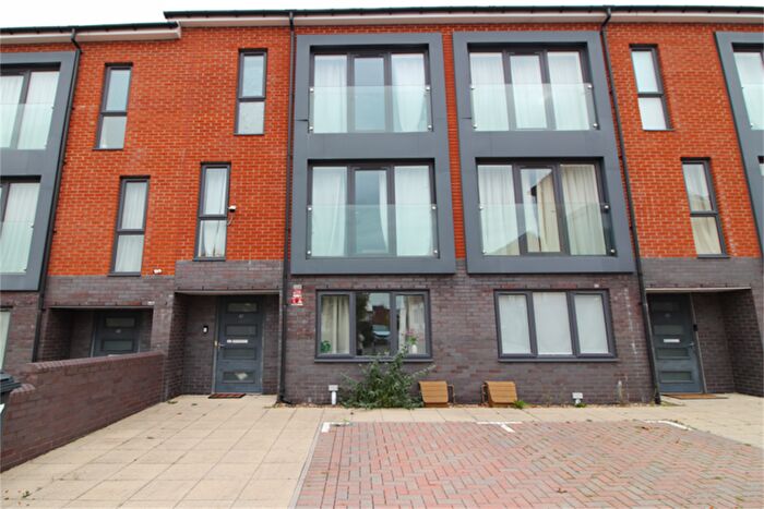 4 Bedroom Town House To Rent In Woolhampton Way, Reading, RG2