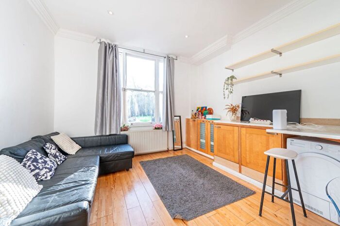 1 Bedroom Flat To Rent In Royal Crescent, Holland Park, London, W11