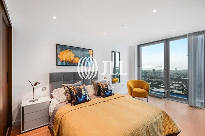 Flat To Rent In Landmark Pinnacle, E14