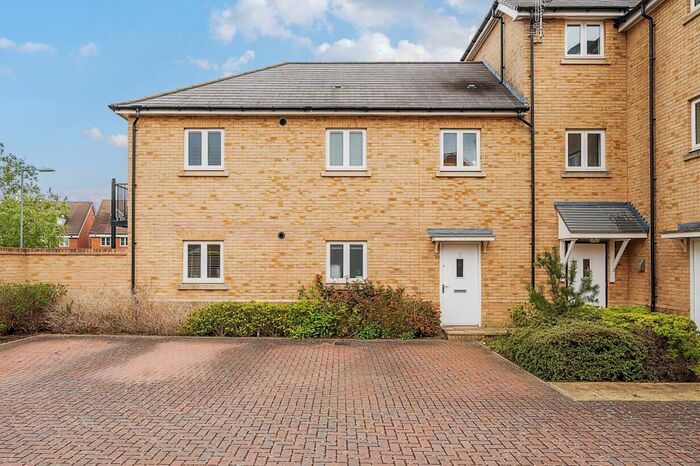 2 Bedroom Apartment To Rent In Berryfields, Aylesbury, HP18