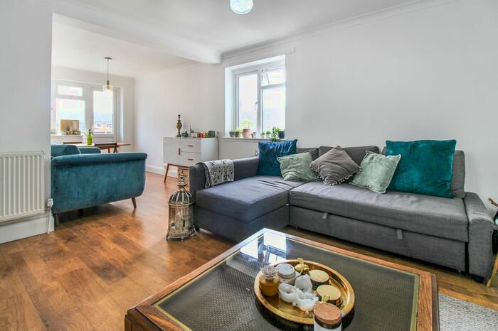 3 Bedroom Flat To Rent In Albert Road, Buckhurst Hill, IG9