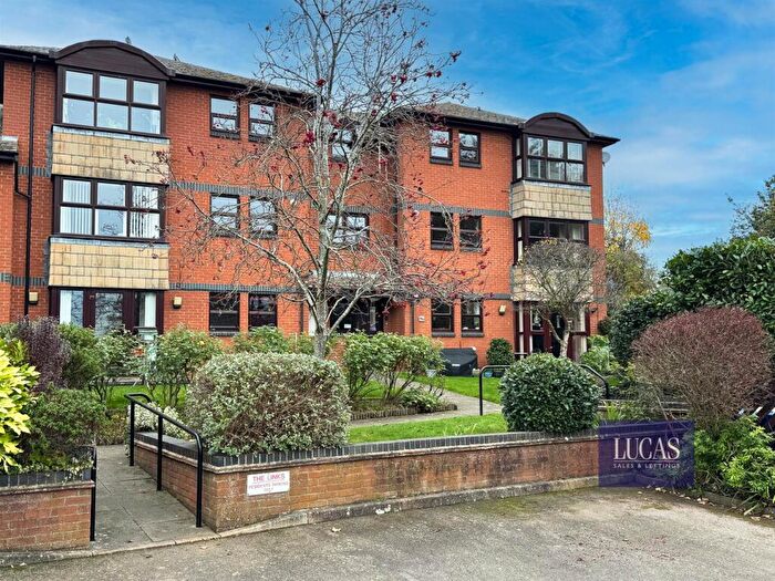 2 Bedroom Flat For Sale In Headlands, Kettering, NN15