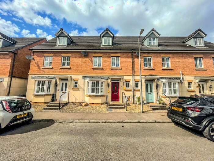 4 Bedroom Town House To Rent In Phoenix Way, Birchgrove, Cardiff, CF14