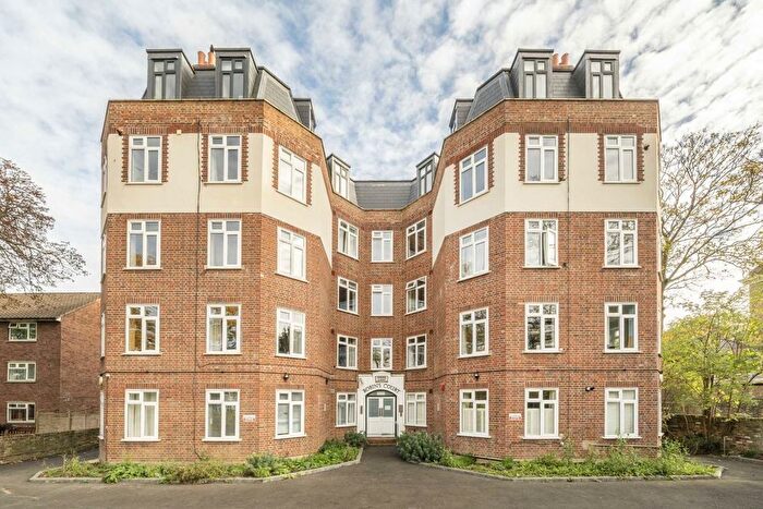 2 Bedroom Flat To Rent In Kings Avenue, London, SW4
