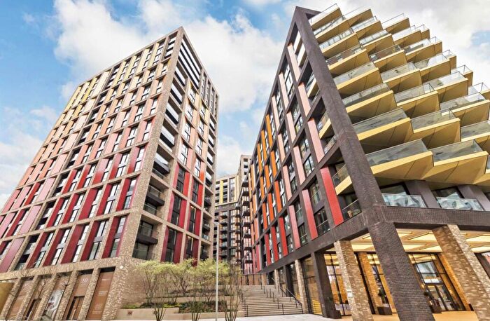 2 Bedroom Flat To Rent In Charles Clowes Walk, Nine Elms, SW11
