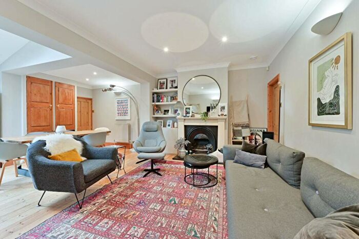 4 Bedroom House To Rent In Stoke Fields, Guildford, GU1