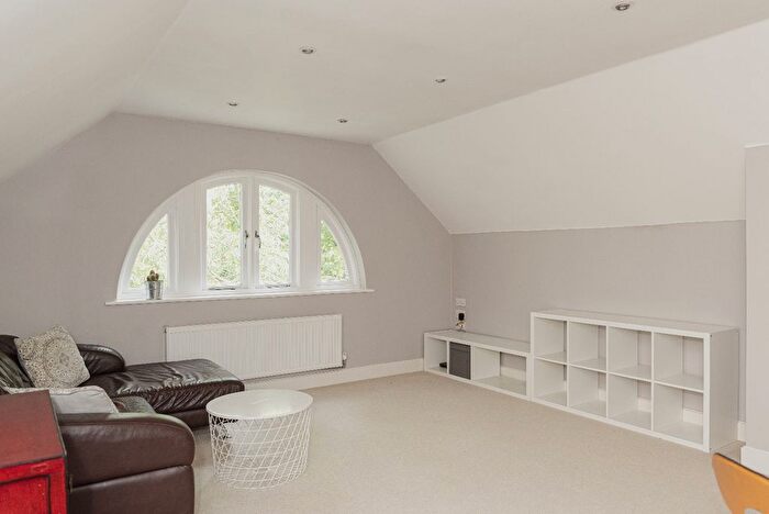 2 Bedroom Flat For Sale In Reigate Hill, Reigate, RH2