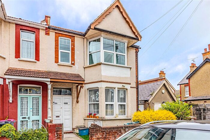 2 Bedroom Flat For Sale In Ramuz Drive, Westcliff-On-Sea, SS0