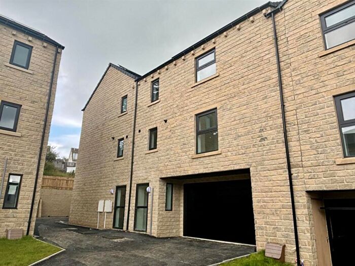 3 Bedroom Town House For Sale In Kinder Close, Thornton, Bradford, BD13