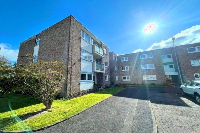 2 Bedroom Flat To Rent In Letham Court, Glasgow, G43