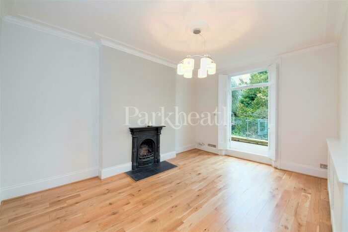 2 Bedroom Flat To Rent In Hampstead Lane, London, N6