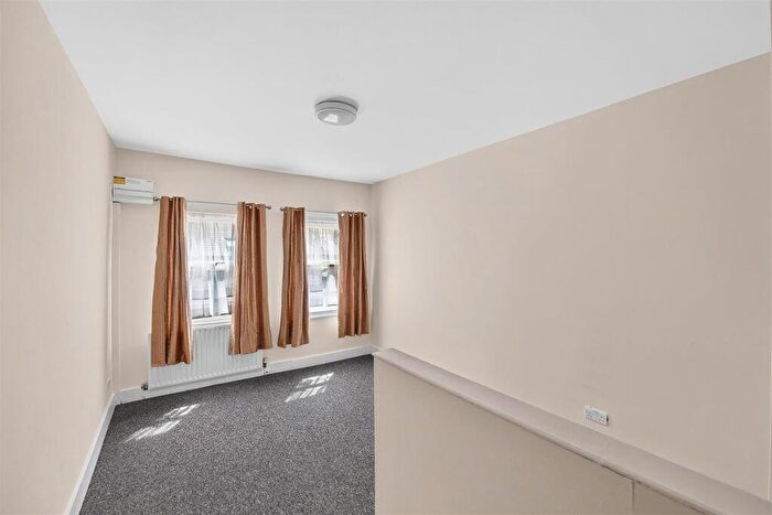 2 Bedroom Apartment To Rent In Rushey Green, London, SE6