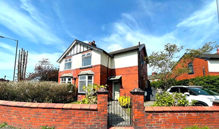 3 Bedroom Semi-Detached House For Sale In The Avenue, Westhoughton, Bolton, BL5