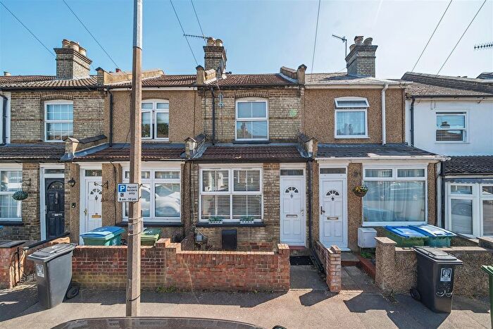 2 Bedroom Terraced House For Sale In Shaftesbury Road, Watford, WD17