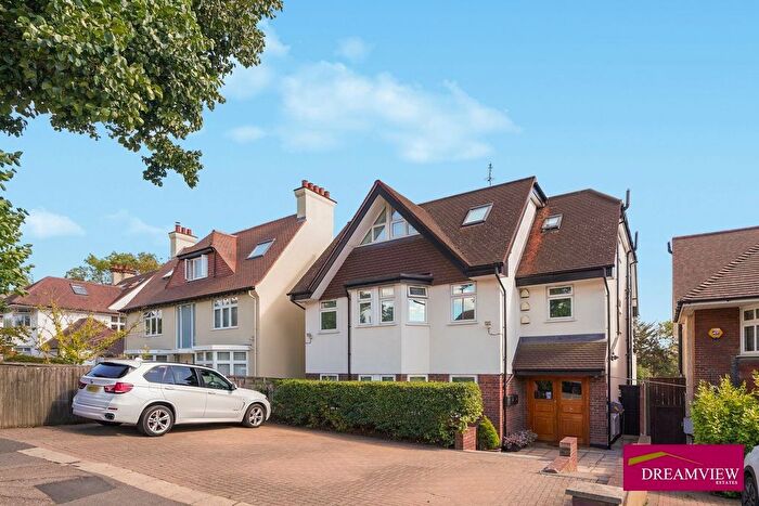 3 Bedroom Flat To Rent In The Vale, Golders Green, NW11