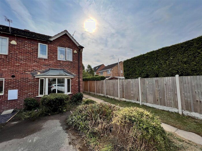 2 Bedroom Town House To Rent In Went Avenue, Snaith, DN14