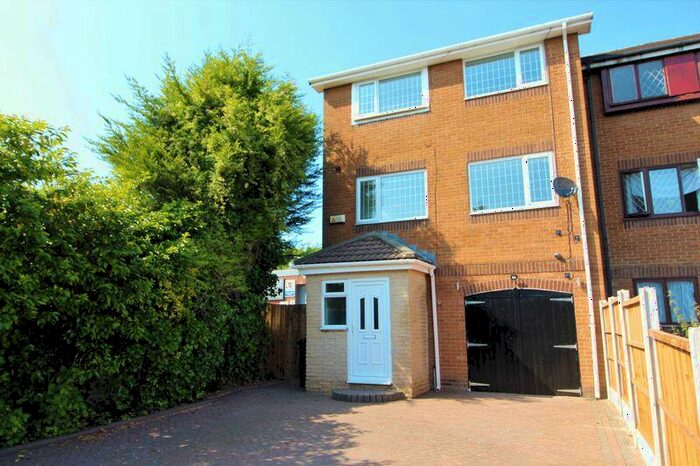 4 Bedroom Town House To Rent In Warwick Close, Bury, BL8