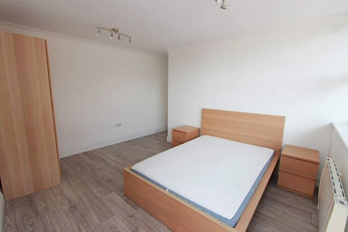 3 Bedroom Flat To Rent In High Road, London, N12