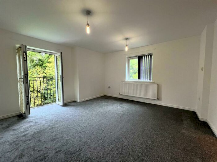 2 Bedroom Flat To Rent In Clancey Way, Halesowen, West Midlands, B63