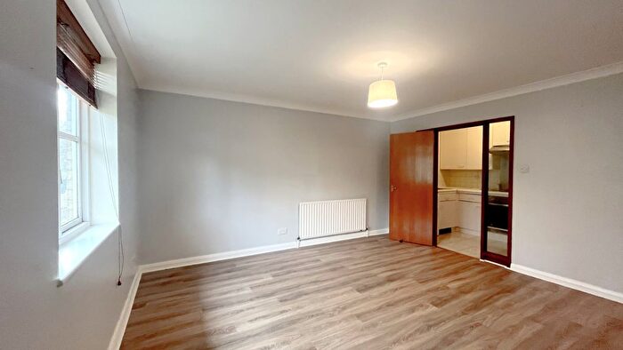 1 Bedroom Flat For Sale In Kingswood Drive, Sutton, SM2