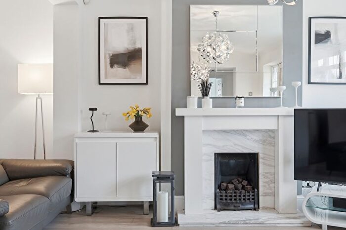 4 Bedroom End Of Terrace House For Sale In Stonyshotts, Waltham Abbey, EN9