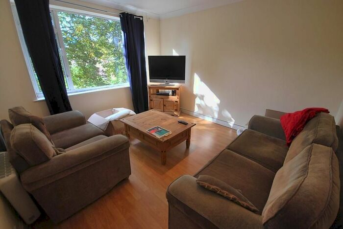 3 Bedroom Flat To Rent In Fairfield Court, Victoria Park, Manchester, M14