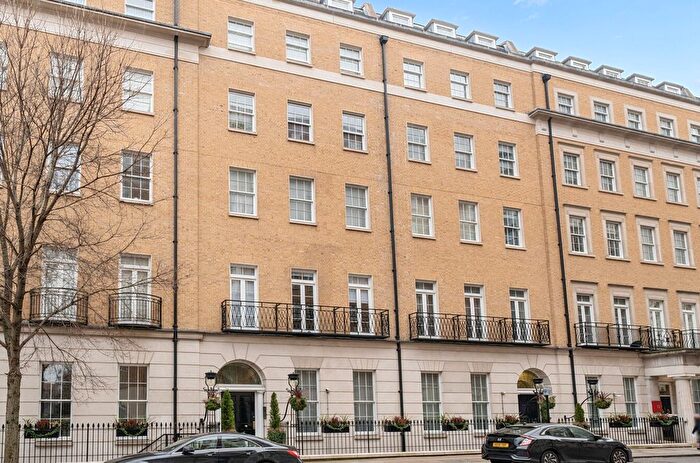 3 Bedroom Flat To Rent In George Street, Marylebone, London, W1H