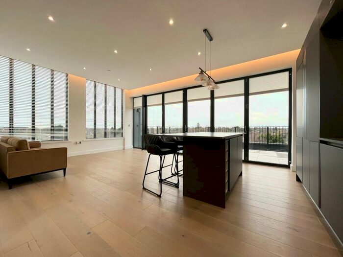 3 Bedroom Flat To Rent In Streetsbrook Road, Solihull, West Midlands, B91