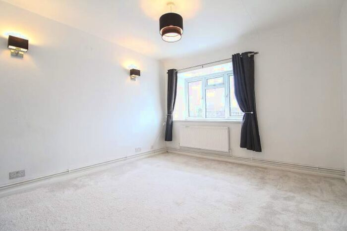 3 Bedroom Flat To Rent In Bell Court, Kingston Road, Surbiton, KT5