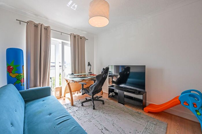 2 Bedroom Flat For Sale In Millennium Drive, Isle Of Dogs, London, E14