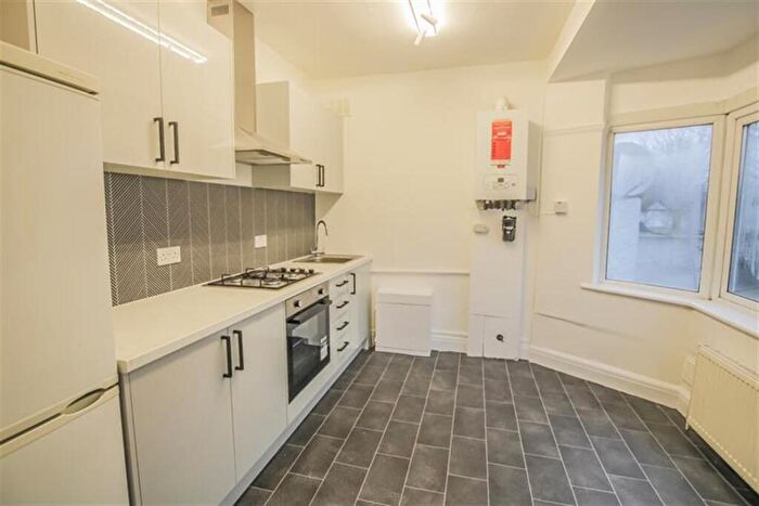 2 Bedroom Flat To Rent In Green Lane, Hendon, NW4