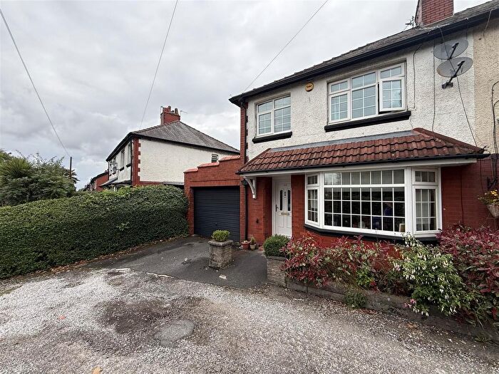 3 Bedroom Semi-Detached House For Sale In Dewsnap Lane, Dukinfield, SK16