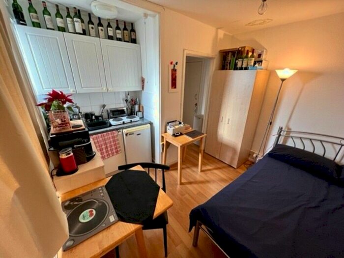 Studio To Rent In High Road, London, N20