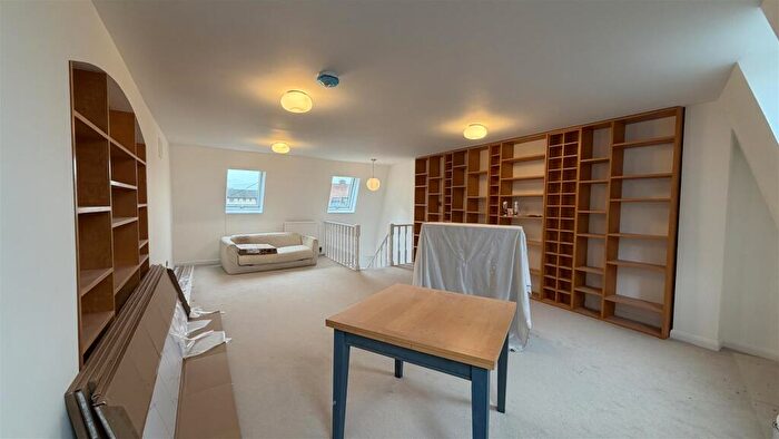2 Bedroom Maisonette To Rent In Greenman Street, Islington, N1