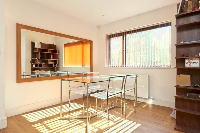 2 Bedroom Flat To Rent In Green Lanes, Winchmore Hill, London, N21