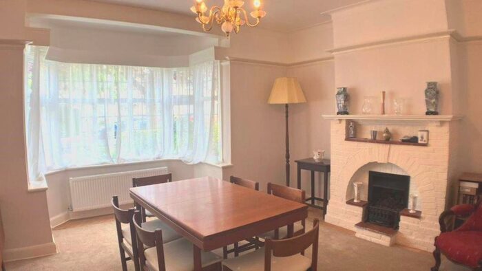 3 Bedroom Semi-Detached House To Rent In Willow Way, London, N3