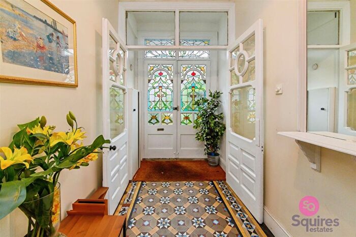 2 Bedroom Flat For Sale In Princes Avenue, Finchley, London, N3