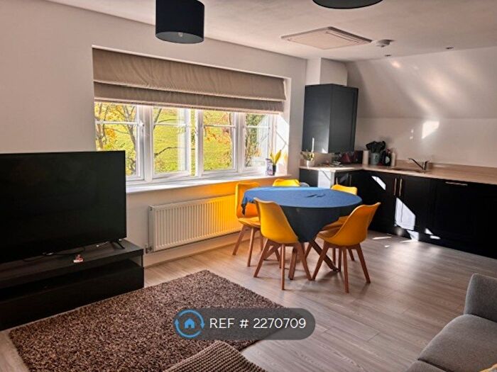 2 Bedroom Flat To Rent In Waterhouse Lane, Kingswood, Tadworth, KT20