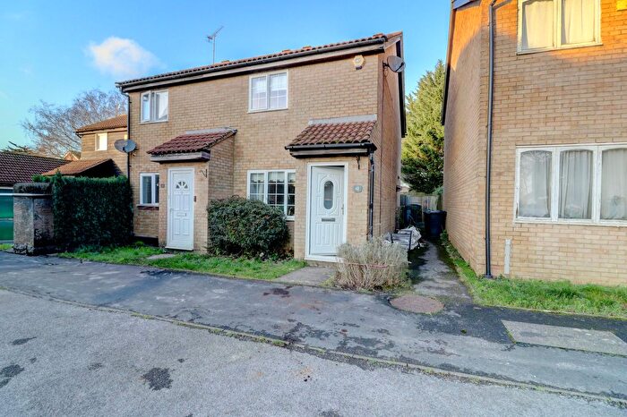 2 Bedroom Semi Detached House For Sale In Lansdowne Way, High Wycombe, Buckinghamshire, HP11