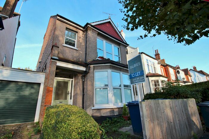 Studio To Rent In Dollis Park, London, N3