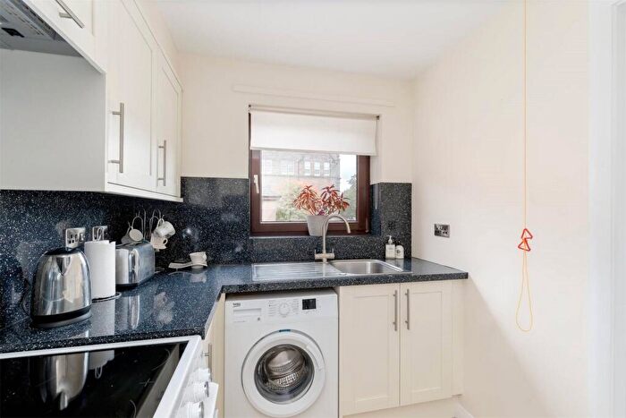 1 Bedroom Flat For Sale In Carlyle Court, Comely Bank Road, Stockbridge, Edinburgh, EH4