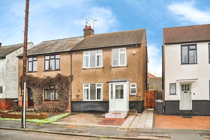 3 Bedroom Semi-Detached House For Sale In Coval Avenue, Chelmsford, CM1