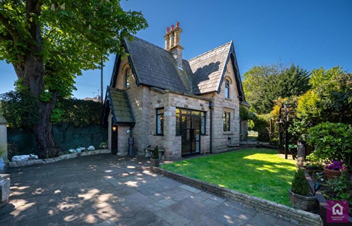3 Bedroom Detached House For Sale In Ashton Lane, Sale, Greater Manchester, M33