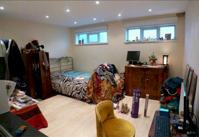 Studio To Rent In Finchley Road, London, NW11