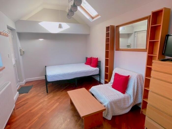 Studio To Rent In London Road, Isleworth, TW7