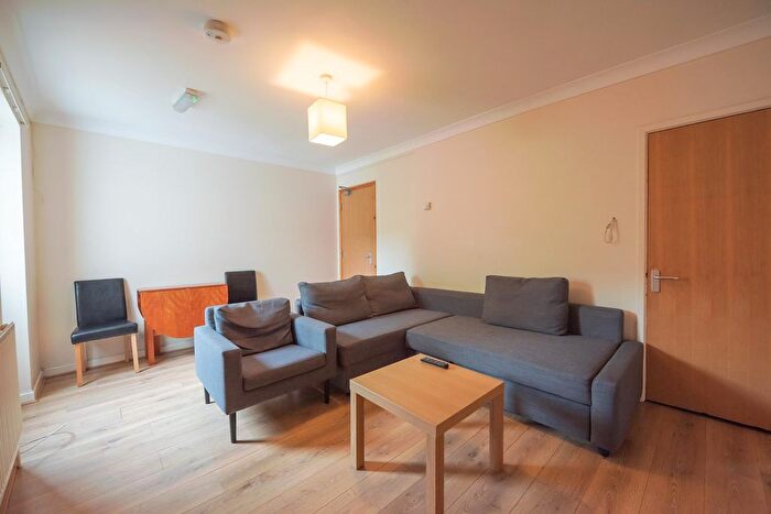 6 Bedroom Terraced House To Rent In Blenheim Gardens, Reading, RG1