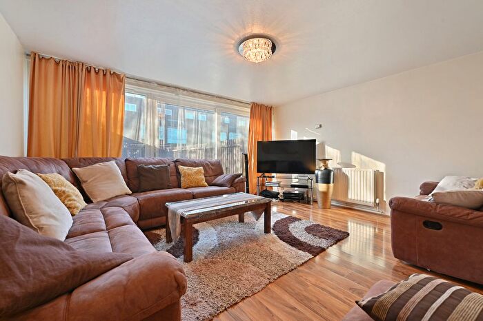 3 Bedroom Terraced House For Sale In Everglade Strand, Leighton, NW9
