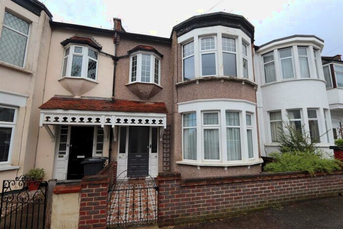 2 Bedroom Flat To Rent In Westminster Drive, Westcliff On Sea, SS0