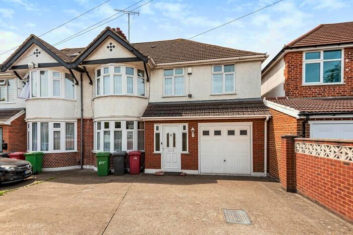4 Bedroom Semi-Detached House To Rent In Slough, Null, SL3